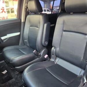 ISIS　アイシス　プラタナVセレクション ホワイトインテリアパッケージ　【特別仕様車】
