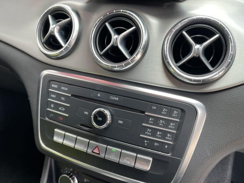 MERCEDES BENZ メルセデス・ベンツ CLA180スポーツ【後期型】【総合評価優良車】