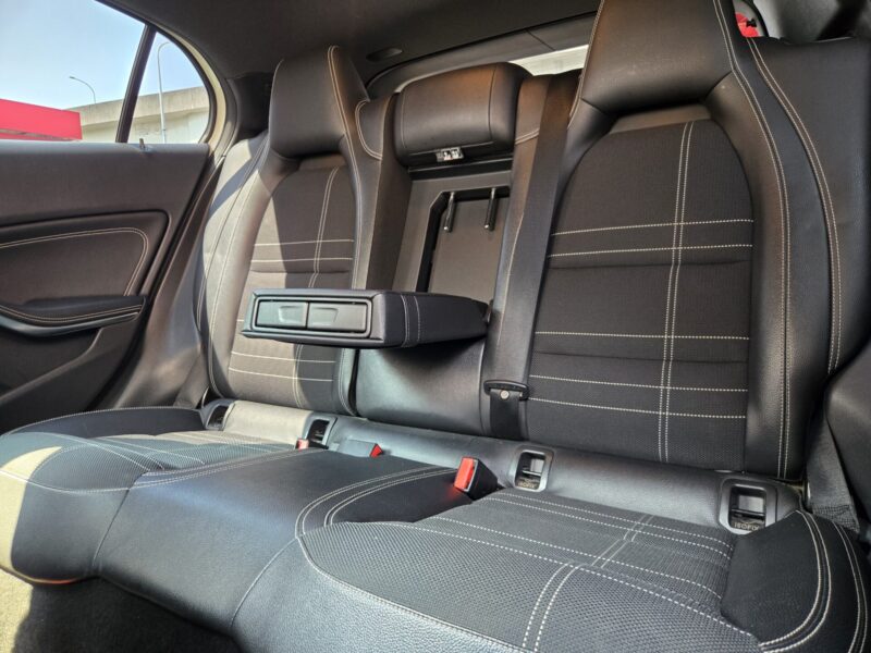MERCEDES BENZ メルセデス・ベンツ GLA180 レーダーセーフティパッケージ【総合評価優良車】【車検2年付】