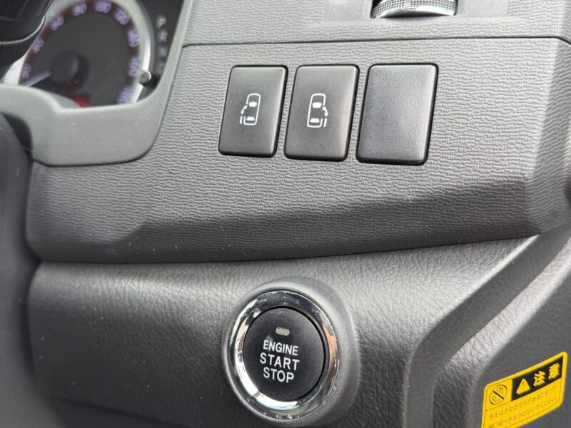ISIS アイシス プラタナ Vセレクション【特別仕様車】【車検2年付】【ユーザー買取車】